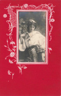 Carte Photo - Photographie D'une Jeune Femme Dans Un Cadre Rouge Et Fleuri  - BJ FALK - Carte Postale Ancienne - Photographs