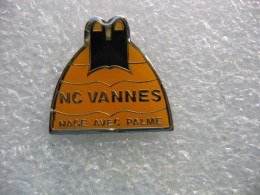 Pin's Du "Natation Club De Vannes", Nage Avec Palme - Schwimmen