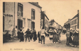 Bannalec * Danse Bretonne Dans Une Rue Du Village * Coiffe * Débitant - Bannalec