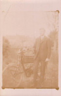CARTE PHOTO MOTO ET SON PROPRIETAIRE CIRCA 1910 A IDENTIFIER DOS DIVISE NON ECRIT - Motos