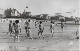 SAINT PAIR ( 50 ) -  Jeux Sur La Plage ( C.P.S.M. , Pt - Ft ) - Pallavolo