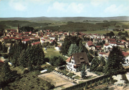 Usson En Forez * Vue Générale Aérienne Du Village * Courts De Tennsi Sport - Autres & Non Classés