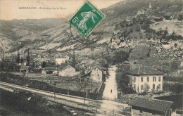 Rossillon * L'avenue De La Gare Et La Gare * Passage à Niveau Station Ligne Chemin De Fer Ain - Unclassified