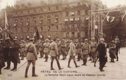 MILITARIA - Fête De La Victoire - Le Maréchal Pétain Passe Dans Les Drapeaux Décorés - Animé - Carte Postale Ancienne - War 1914-18