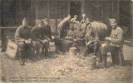 MILITARIA - Caserne Des Carabiniers - Epluchage Des Légumes - Carte Postale Ancienne - Personaggi