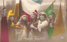 MILITARIA - La Grande Famille - Colorisé - Carte Postale Ancienne - War 1914-18