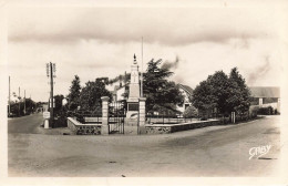 St étienne De Montluc * Carrefour Des Routes Et Le Monument Aux Morts - Saint Etienne De Montluc