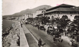 Menton * Le Marché Et La Promenade Du Midi * Automobile Voiture Ancienne - Menton