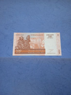 MADAGASCAR-P88b 500A  2004 UNC - Madagascar