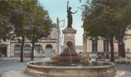 72 - Mayet - La Fontaine Place De L'Hôtel De Ville - Mayet