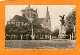 BARENTIN - L'Eglise Et Le Monument Aux Morts - 1950 - - Barentin