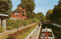 READING, SONNING LOCK, STREET, BOAT, UNITED KINGDOM - Reading