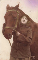 MILITARIA - Une Femme Soldat Et Son Cheval - Colorisé - Carte Postale Ancienne - Guerre 1914-18