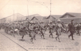 CPA - FRANCE - 13 - MARSEILLE - Défilé Sur Les Quais De Marseille D'un Régiment Ecossais - Uniforme - Militaria - Non Classés