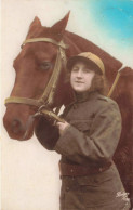 MILITARIA - Femme Soldat Et Son Cheval - Colorisé - Carte Postale Ancienne - Guerre 1914-18