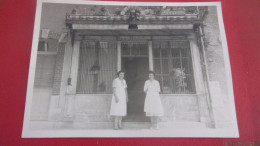 PHOTO AMATEUR FACADE BOUCHERIE  Y LEROY LA CHAPELLE D ANGILLON CHER TETE DE BOEUF GRILLE JUILLET 195518 / 13 CM BERRY - Lugares