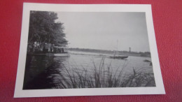 PHOTO  AMATEUR   CIRCA 1950 LA GUERCHE AUBOIS CHER ETANG  BATEAU - Places