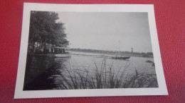 PHOTO  AMATEUR   CIRCA 1950 LA GUERCHE AUBOIS CHER ETANG  BATEAU - Lieux