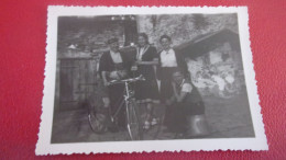 PHOTO  AMATEUR  ESSONNES AOUT 1941 ( Maintenant Corbeil Essonnes)velo Homme Femmes - Orte