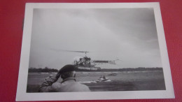 PHOTO  AMATEUR  CIRCA 1950 HELICOPTERE PROTECTION CIVIL - Luftfahrt