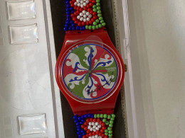 Orologio Pedro Almodóvar Swatch 100 ANNI DI CINEMA BRACCIALE CON PERLINE VINTAGE - Taschenuhren