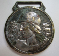 MEDAILLE REPUBLIQUE FRANCAISE CASQUE DE POMPIER ? FAMILLE PATRIE - Bombero