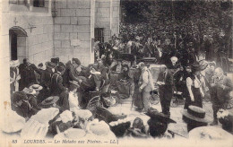 FRANCE - 65 - Lourdes - Les Malades Aux Piscines - Carte Postale Ancienne - Lourdes