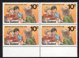 NEW ZEALAND 1979 I.Y.C. 10c "CHILDREN" SELVEDGE BLOCK OF (4)  MNH - Blocs-feuillets