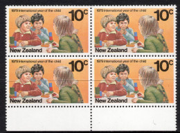 NEW ZEALAND 1979 I.Y.C. 10c "CHILDREN" SELVEDGE BLOCK OF (4)  MNH - Hojas Bloque