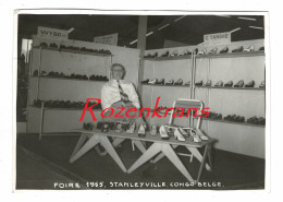 Oude Foto Fotokaart Verkoopstand Schoenfabriek C Tanghe Izegem (Papestraat) & WYBO Te Stanleyville 1955 Belgisch Congo - Izegem