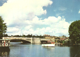 CAVERSHAM BRIDGE, READING, BOAT, RIVER THAMES, UNITED KINGDOM - Reading