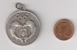 Médaille Jeux Olympique Grenoble 1968 Offerte Par STELA. - Bekleidung, Souvenirs Und Sonstige