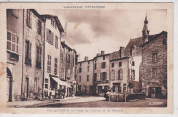 Vic Le Comte - Place De L'église Et Du Marché - Vic Le Comte