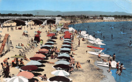 LA COTE D'AZUR - St AYGULF (Var) La Grande Plage # Pédalos # - Cpsm Dentelée PF 1959 - Saint-Aygulf