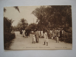 DOUALA -- FEMMES A LA FONTAINE - Cameroun