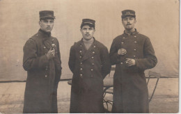 STUTTGART - Trois Militaires Français En Captivité Qui Posent En 1915 ( Carte Photo ) - Weltkrieg 1914-18