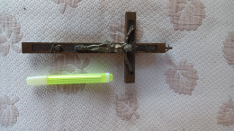 Z 32 -crucifix Poids 277g Et Gobelet De Lourdes - Arte Religioso