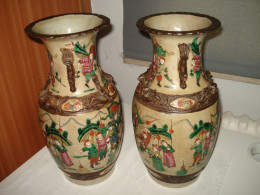 O11 / Pair De Vases " Satsuma " Japon - Décor En Relief - Fin 19èm - Début 20èm - Arte Oriental