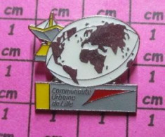 211B  Pin's Pins / Beau Et Rare / ESPACE / SATELLITE GLOBE TERRESTRE COMMUNAUTE URBAINE DE LILLE - Space