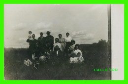 WATERBURT, VT - BLUSH HILL CLIFFANEC IN 1909 - THE FAMILY - CARTE PHOTO - - Autres & Non Classés