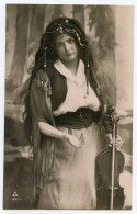 Carte Qualité Photo.très Belle Gitane Jouant Du Violon,Mendiante,Bohémienne,gypsy. - Europe