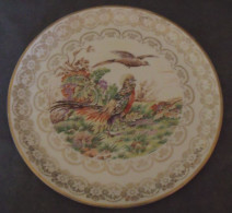 Plat à Tarte En Porcelaine Opaque, Avec Dorures, Motif Gibiers. - Andere & Zonder Classificatie