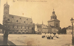 Nieuwpoort  De Hallen En De Markt - Nieuwpoort