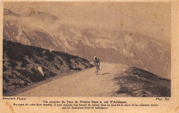 64-COL D'AUBISQUE- UN COUREUR DU TOUR DE FRANCE DANS LE COL D'AUBISQUE - Sonstige & Ohne Zuordnung