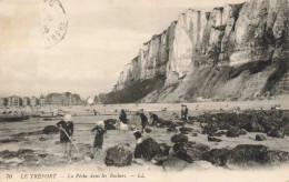 FRANCE - Le Tréport - La Pêche Dans Les Rochers - LL - Animé - Carte Postale Ancienne - Dieppe