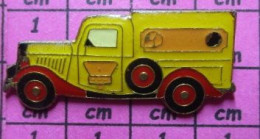 1518A Pin's Pins / Beau Et Rare / TRANSPORTS / FOURGON DE LIVRAISON ANNEES 40/50 JAUNE - Transports