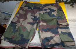 SHORT CAMOUFLE DE TYPE COMBAT DE L'ARMEE FRANCAISE , 2 POCHES SUR LES CUISSES ET 1 POCHE A RRIERE , POSSIBILITE DE REDUI - Equipement