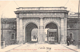 FRANCE - 66 - PERPIGNAN - La Porte Entrée Et Sortie - Août 1904 - Edit Grand Bazar - Carte Postale Ancienne - Perpignan