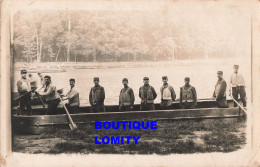 Militaire Carte Photo CPA Groupe Militaires Avec Gilet De Sauvetage Sur Barque - Uniformes