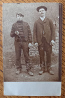 Damvillers 1906 - Carte Photo - Deux Hommes, Initiales De L'envoyeur E.L. - Damvillers